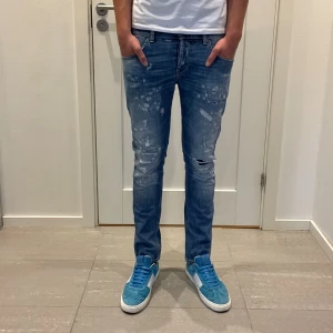 Dondup Jeans - Säljer nu dessa Dondup Jeans med super snygga slitningar och tvätt i designen, skriv för fler bilde/frågor🙌🏼