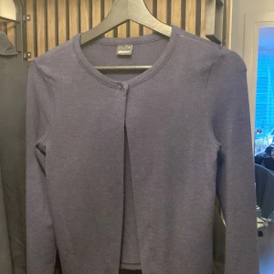 Mörkblå kofta från Gina Tricot - Såå gullig och fin kofta från Gina Tricot i storlek S. Fick den i födelsedagspresent, men alldrig använt!🩷
