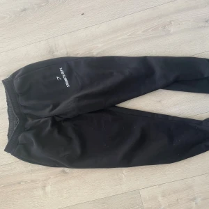 Svarta mjukisbyxor från Gymshark - Svarta mjukisbyxor från Gymshark som är lite oversized, inte använd mycket och är i ett bra skick.🌸