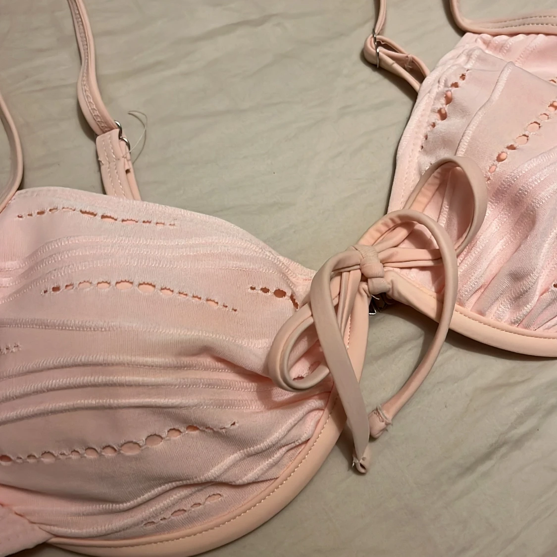 Ljusrosa bikiniöverdel med knyt - 1