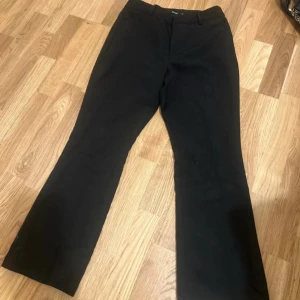 Svarta utsvängda kostymbyxor - Svarta utsvängda kostymbyxor , inköpta på bikbok för 499kr. Passar en M och någon som är ca 155 cm lång.