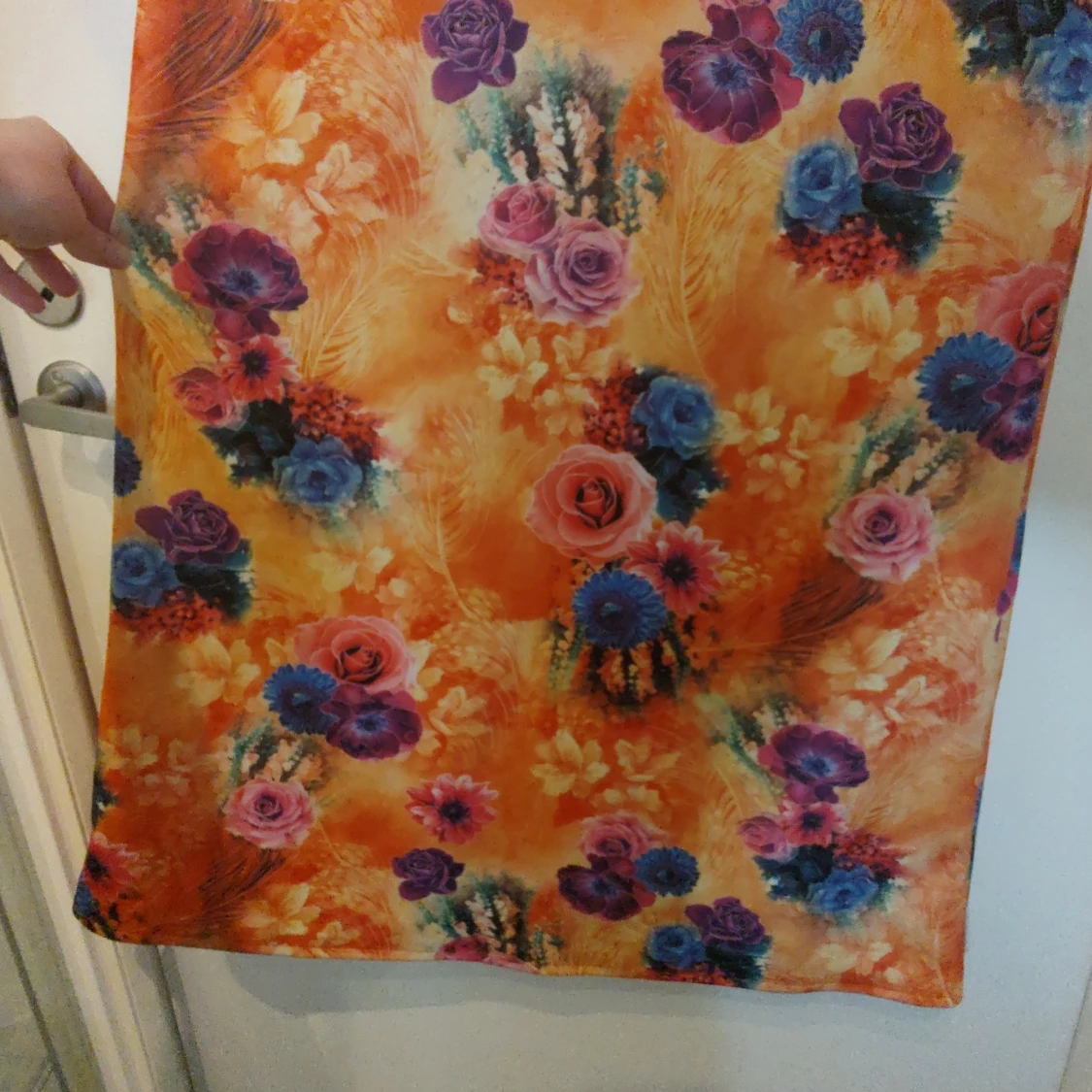 Färgstark blommig långklänning - 1