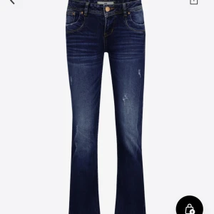 Mörkblå bootcut jeans från LTB - Snygga mörkblå jeans från LTB med bootcut passform och klassisk femficksdesign. Jeansen har lätt slitna detaljer och kontrastsömmar. Skriv för fler bilder! Stl 29/30 (S/M)