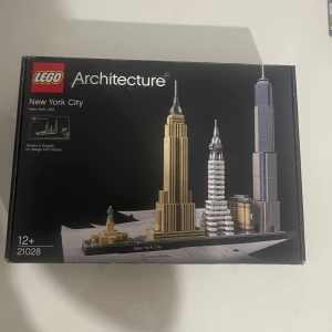LEGO Architecture New York City 21028 - LEGO Architecture New York City set 21028, komplett i originalkartong. Bygg ikoniska byggnader som Empire State Building och Frihetsgudinnan. Lämplig för samlare och byggentusiaster, rekommenderad ålder 12+. Kartongen ser ut att vara i gott skick.