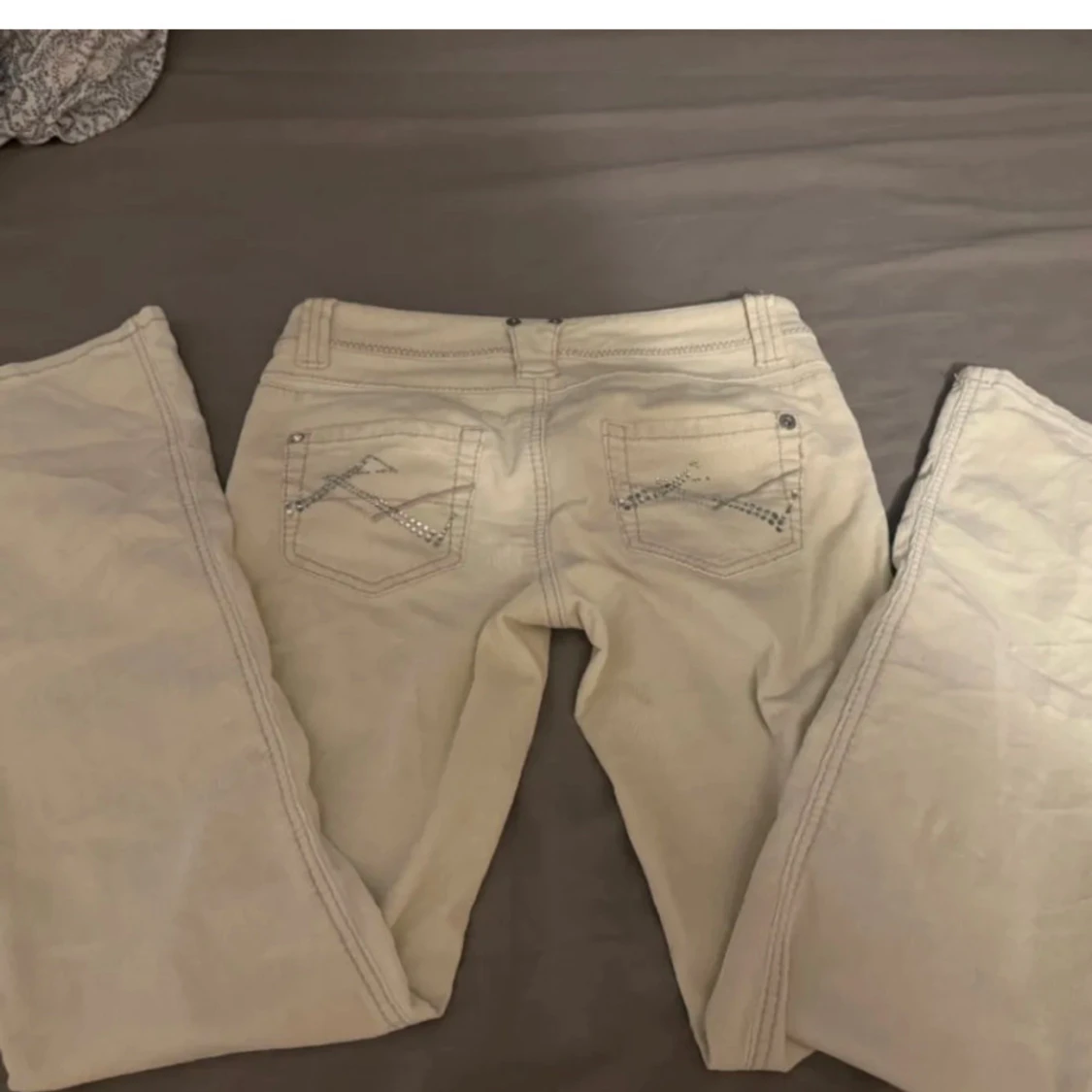 Vita Lågmidjade bootcut jeans från River Island