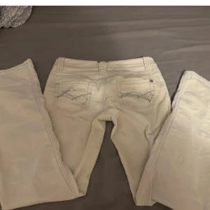 Vita Lågmidjade bootcut jeans från River Island - Snygga vita jeans, Lågmidjade och bootcut 