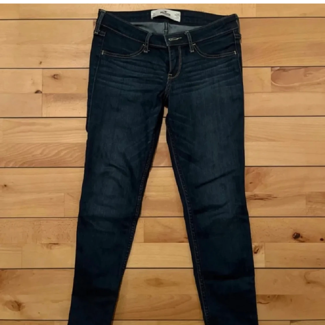 Mörkblå  jeans från Hollister - 1