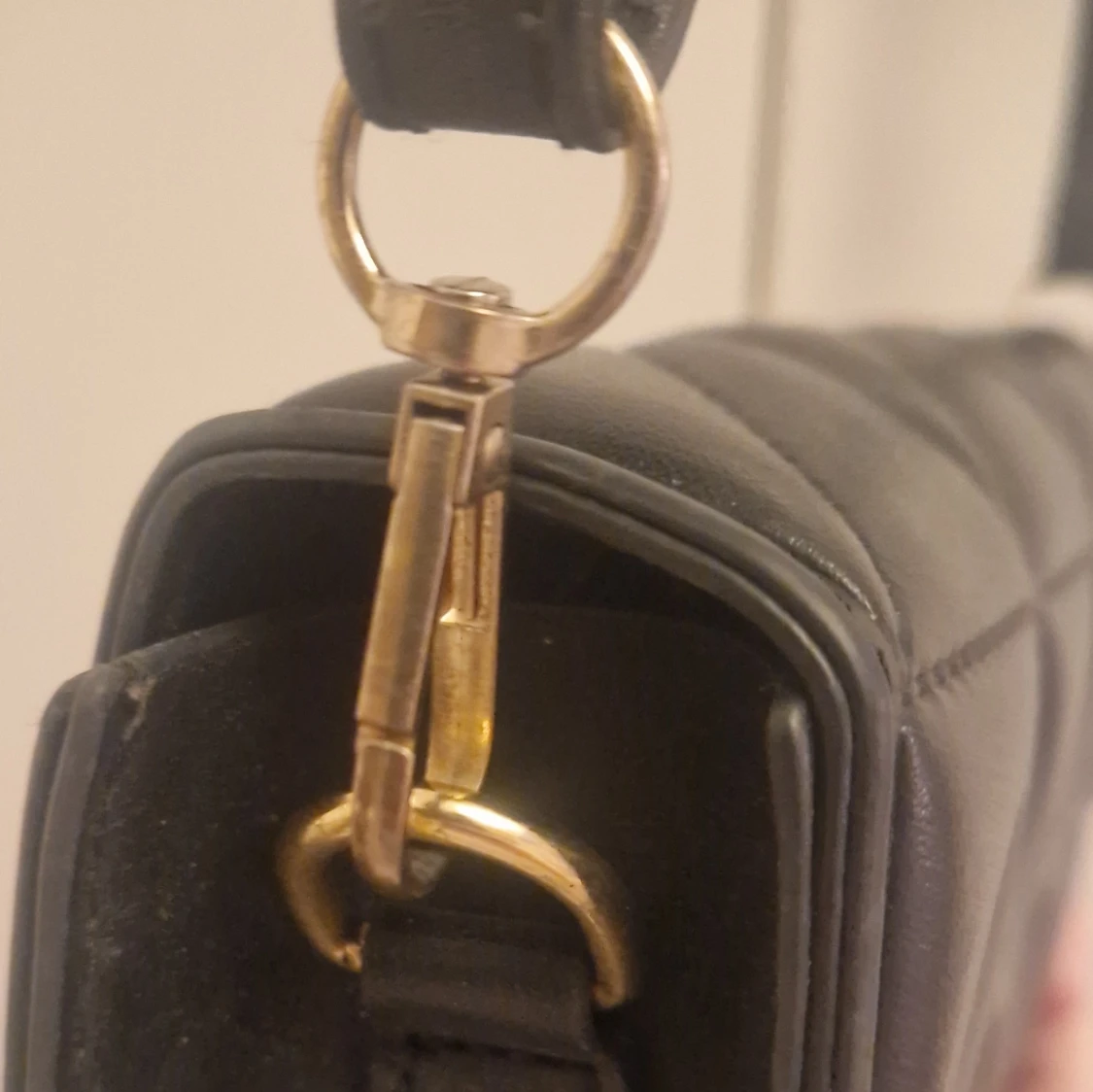 Svart quiltad axelväska i skinnimitation - 3