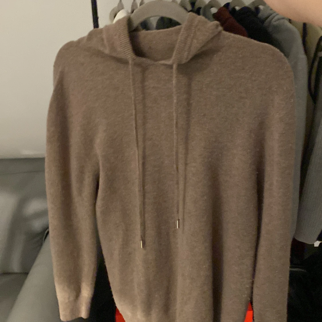 Beige hoodie i kashmir med snörning - 2