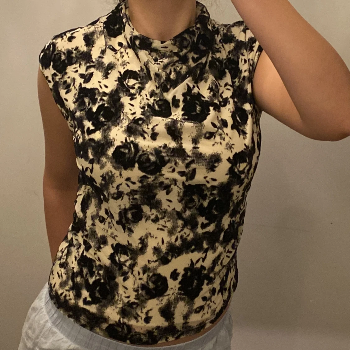 Krämvit och svart topp med blommor