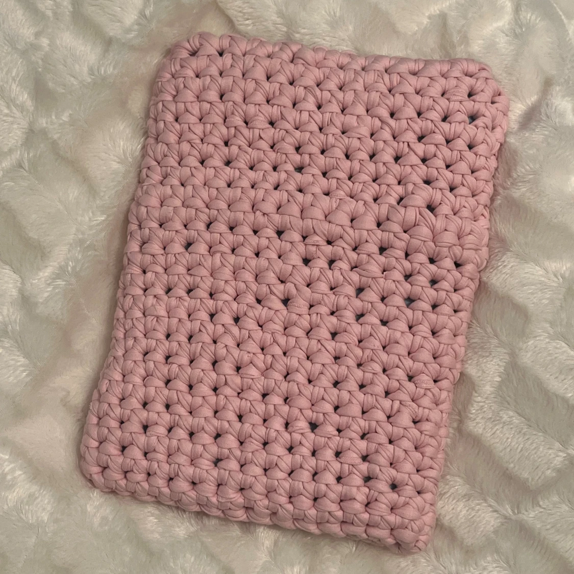 Ljusrosa virkat datorfodral