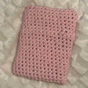 Ljusrosa virkat datorfodral - Handgjort virkat ljusrosa datorfodral. Aldrig använt, gjort för dator i måtten 20 x 29.5 cm men passar även för en dator som är lite större. Får även plats med anteckningsböcker/pennor etc. Skriv om du har funderingar över storleken eller vill beställa i valfri färg/färger. 