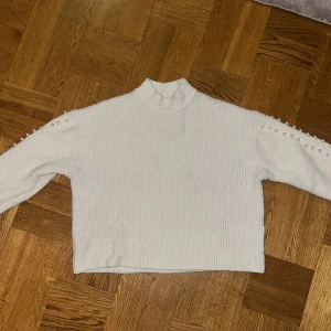 Vi stickad teöja med vita pärlor - Stickad tröja med pärlor, lite nopprig