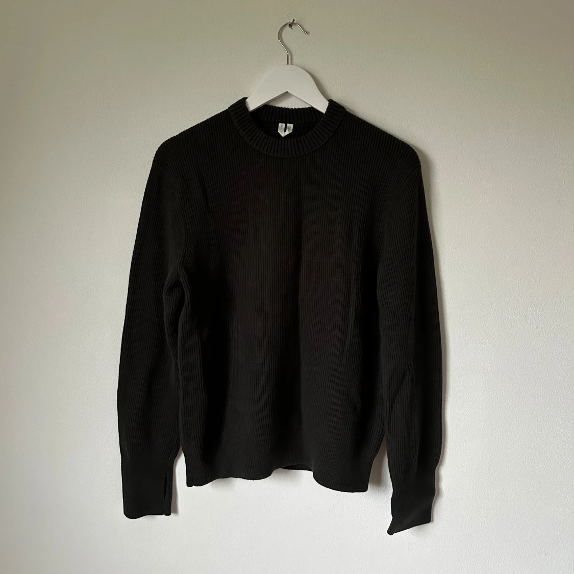 Mörkgrön stickad tröja från ARKET