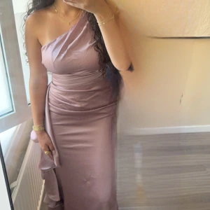 Rosa balklänning  - Säljer denna rosa festklänning, endast använd 1 gång. Den passar perfekt nu till balen, fester och bröllop <3