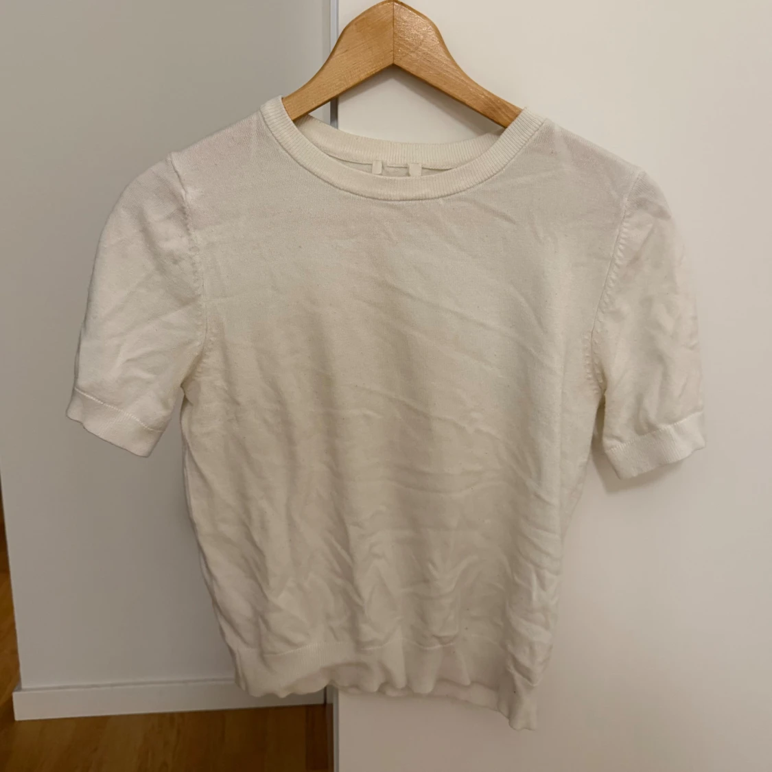 Vit stickad kortärmad tröja - 1