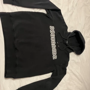 Svart DSQUARED2 hoodie - Svart hoodie från DSQUARED2 i storlek M. Använd fåtal gånger.