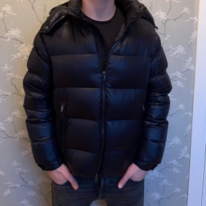 Massimo Dutti jacka - Säljer en riktigt fet Massimo Dutti jacka perfekt nu till vintern. Storleken är L men passar även M. Skriv vid några funderingar🤩