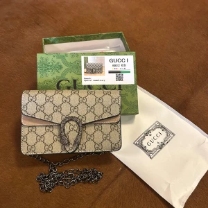  beige axelväska med kedja - Säljer en beige axelväska 