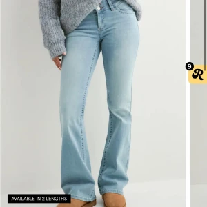 Bootcut ljusblå jeans - Snygga ljusblå jeans med bootcut-snitt och klassisk femficksdesign. Jeansen har normal passform och är tillverkade i mjukt denim-material. Perfekta för dig som gillar en avslappnad och trendig look. Storlek 32. Helt nya inte använda, prislappen kvar 