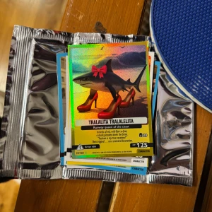 Tralalita Tralalelita trading kort!!! - Legendary holo Italian brainrot card, ansvarar inte för postens slarv.   Perfekt som julklapp, födelsedagspresent eller varför inte begravnings/bröllopspresent.   OBS! Säljer endast Tralalita Tralalelita kortet!!! Du får inte med de andra. 