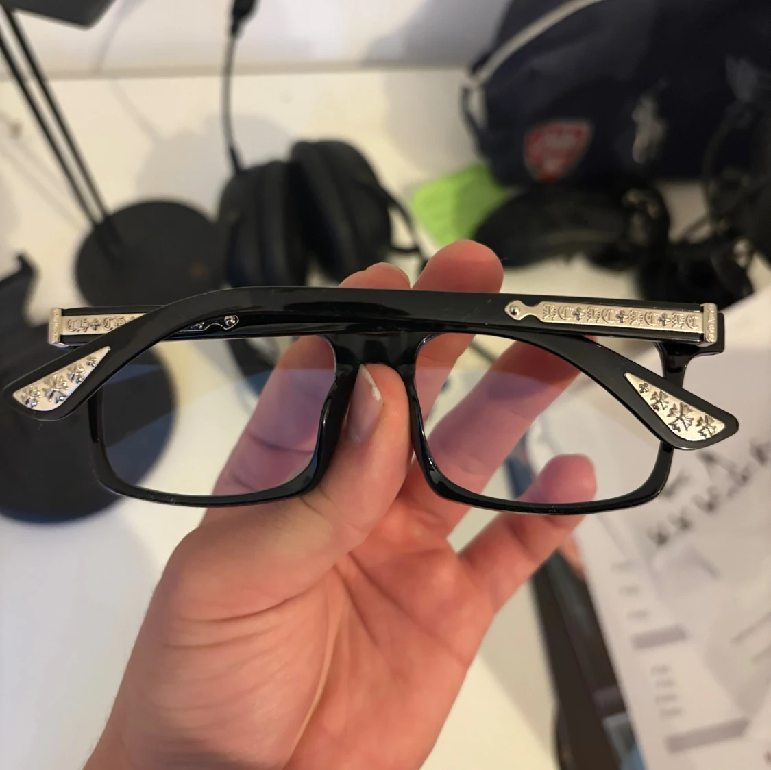 Svarta glasögon med silverdetaljer - 2