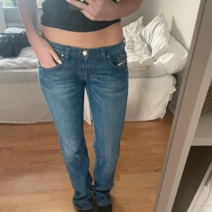 Blå bootcut jeans från Diesel - Utsvängda jeans från diesel! Knappt använda! Passar både S/M