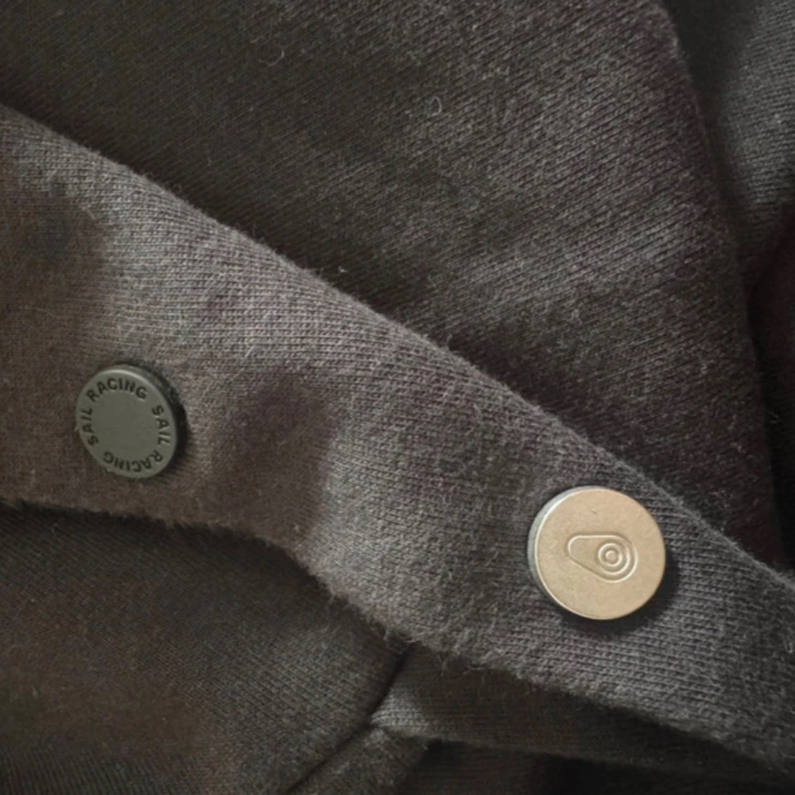 Svart hoodie från Sail Racing - 3