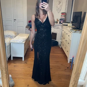 Balklänning med paljetter - Balklänning med paljetter. Köpt utomlands. Storlek i den står ”talls och extra grande. Jag på bilderna är 165. Skulle säga att den passar M. Aldrig använd. Kan lösa mått skriv hur ni vill att jag ska mäta isåfall.