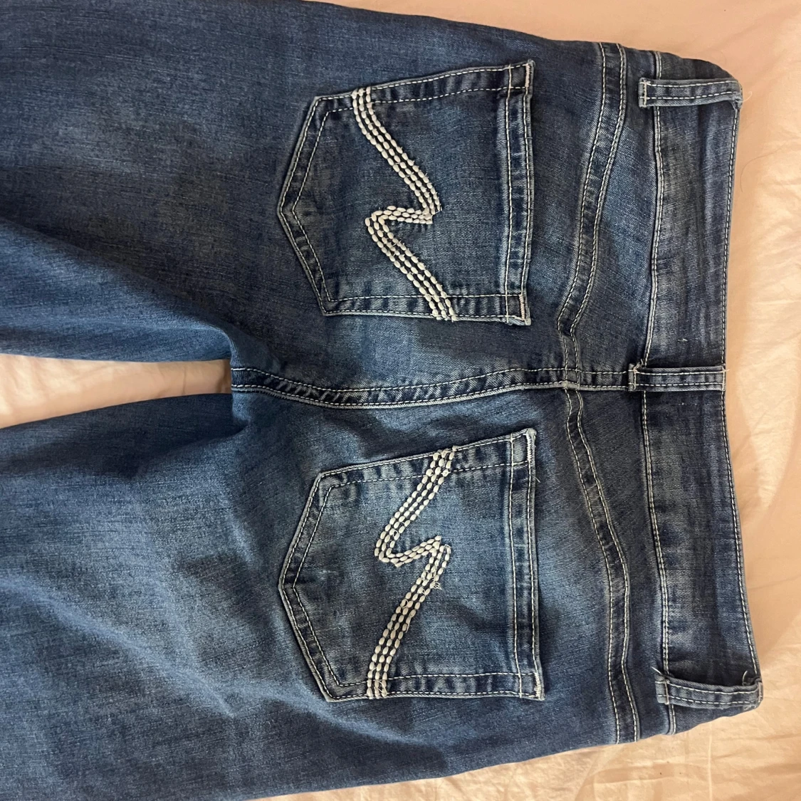 Blå bootcut jeans med broderade fickor - 2