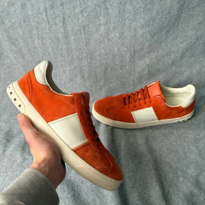 Valentino Flycrew skor  - Säljer ett par Valentino Flycrews som är i storlek 46! Alla nitar är kvar! Ena innersulan saknas! Hör gärna av dig om du har frågor! 