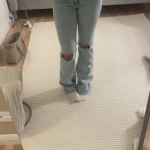 Bootcut jeans med hål i knän från Nelly - Säljer ett par bootcut jeans med hål i knäskålen från nelly💕💕dom har tyvärr inte kommer till användning, använt jeansen få antal gånger!! Pris kan diskuteras!!💞