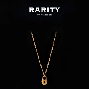 Heart Lock Necklace - Gold: Guldigt halsband med hjärtformat lås - Stilrent halsband från Rarity of Sweden med en tunn guldfärgad kedja och ett hjärtformat hängsmycke som ser ut som ett litet lås. Perfekt accessoar för att lyfta din look med en touch av elegans och personlighet.