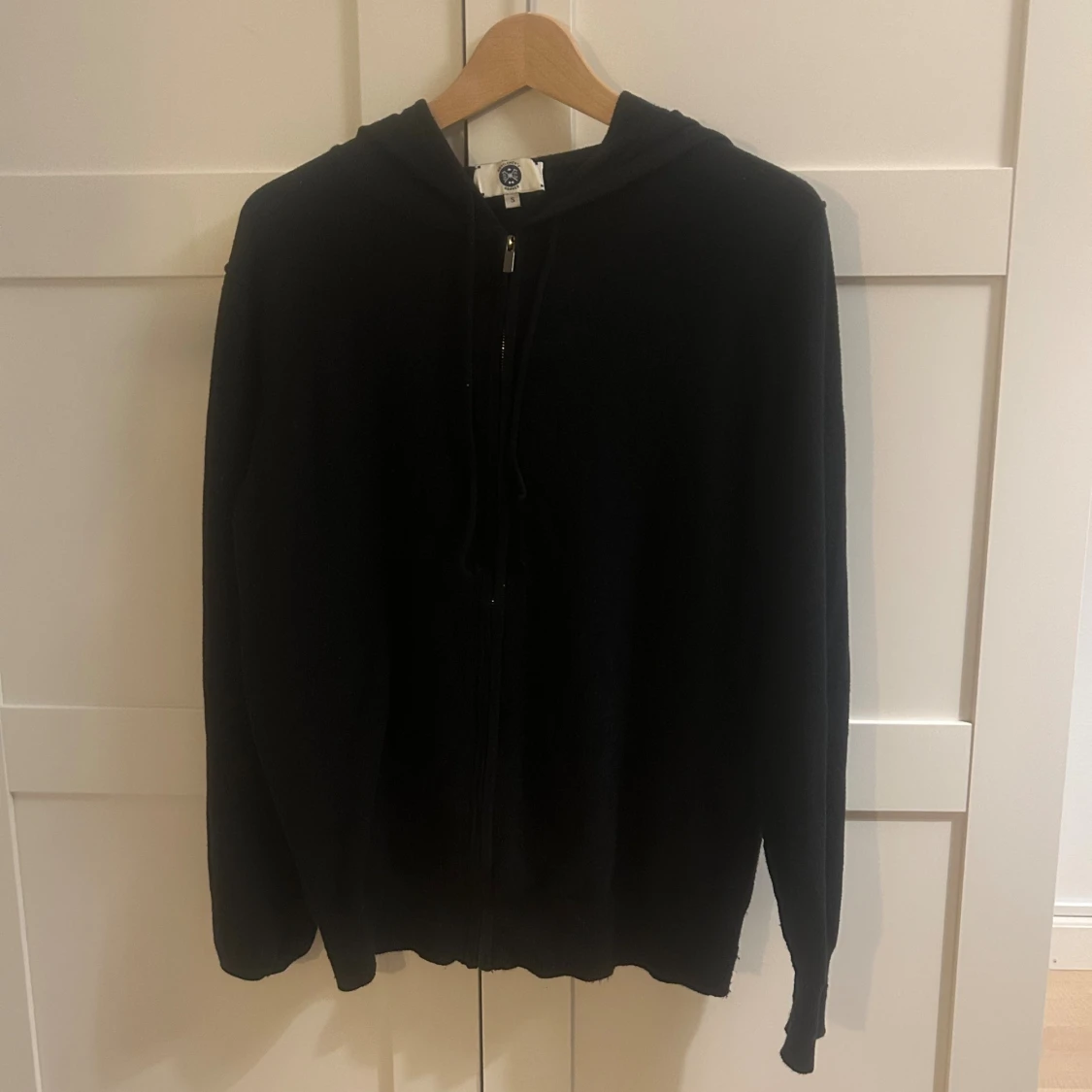 Svart stickad hoodie från Gentlemen's Corner