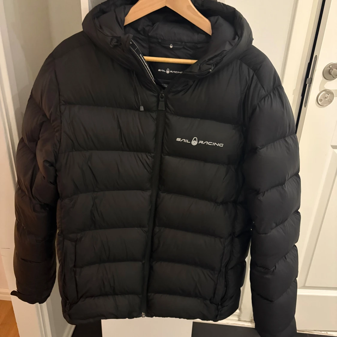 Svart pufferjacka från Sail Racing
