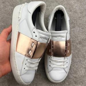 Valentino open roséguld - Valentino open roséguld | Skick: 9/10 | Storlek: 36,5 | Pris: 1799 kr | Tillbehör: Inget | Fler frågor? Hör av dig isåfall!