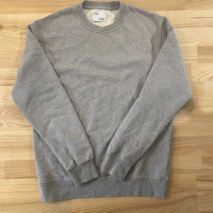 Grå sweatshirt från Colorful Standard - Säljer en grå sweatshirt från Colorful Standard i mycket fint skick med inga defekter. Använd några enstaka gånger och säljs för att den är för liten nu. Nypris cirka 900kr. Pris kan diskuteras vid snabb affär.