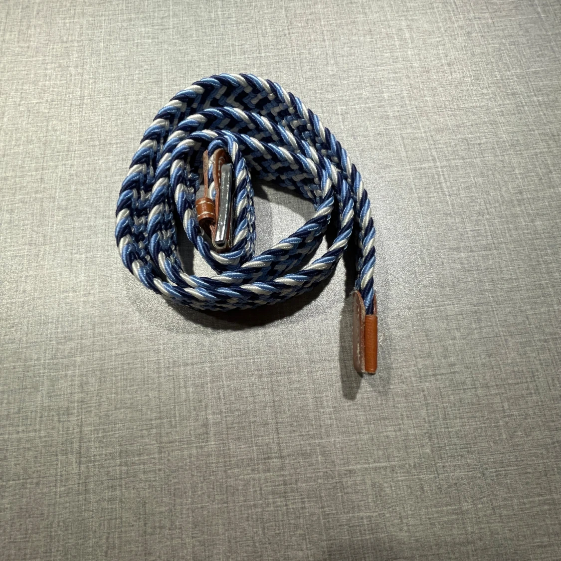 Blått flätat bälte med skinn-detaljer - 1