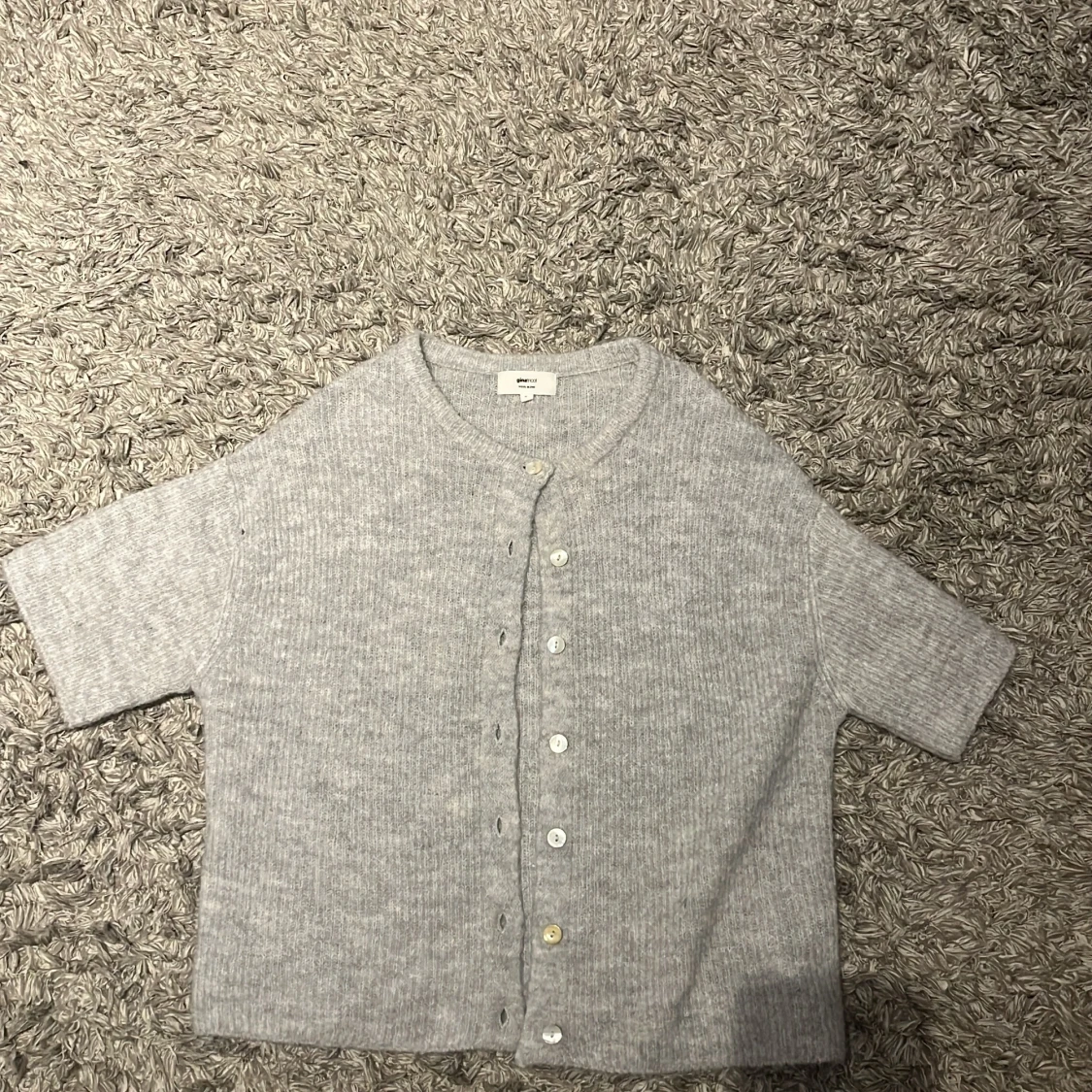 Grå stickad tröja från Gina Tricot