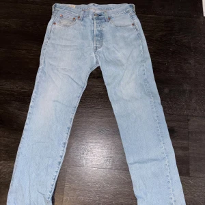 Levi's 501 ljusblå jeans - Säljer ett par snygga Levi's 501 jeans i ljusblå tvätt med raka ben och knappgylf. Jeansen är använda men i bra skick tveka inte att höra av dig vid frågor eller flera bilder, pris går att diskutera!☺️