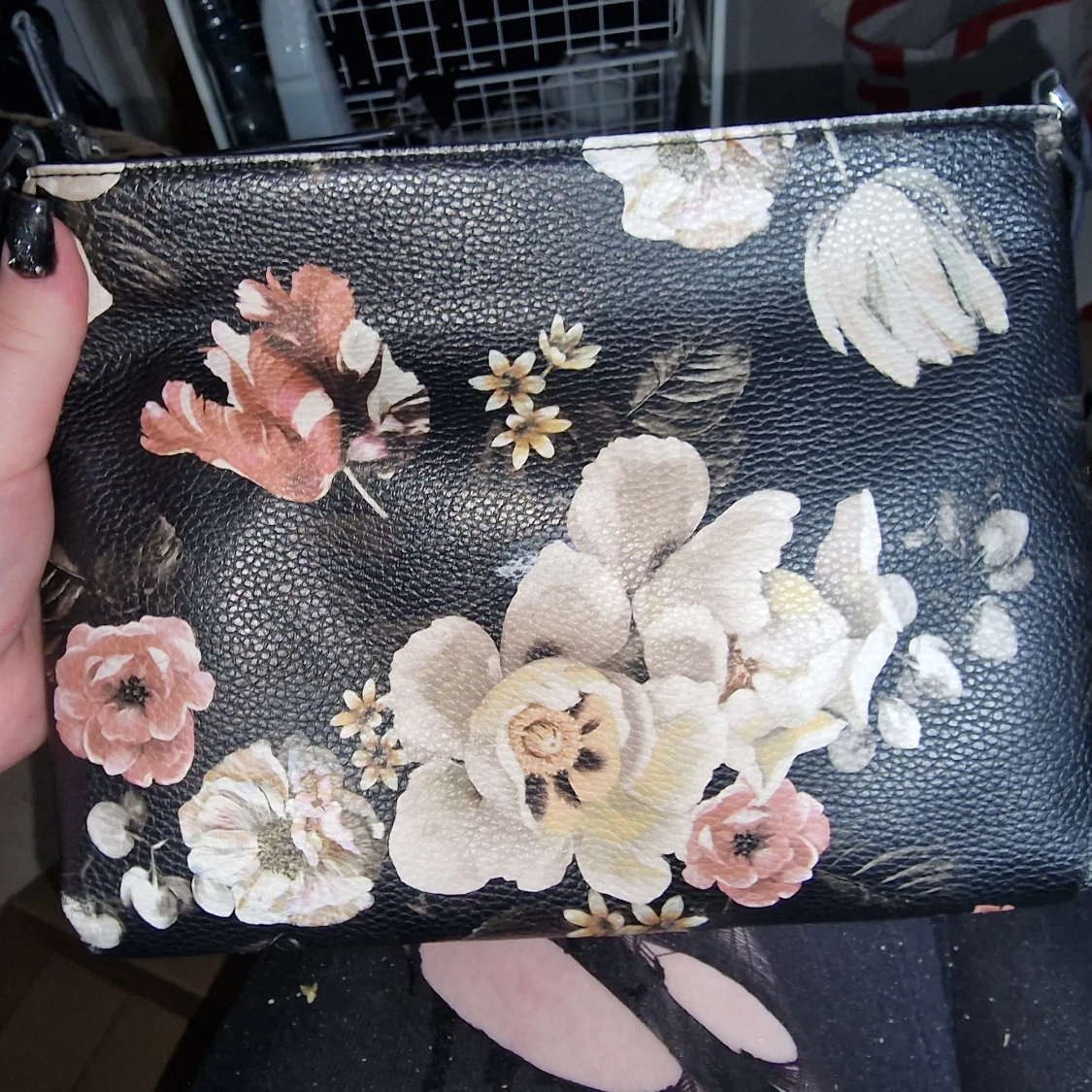 Blommig svart axelväska från Fiorelli - 1