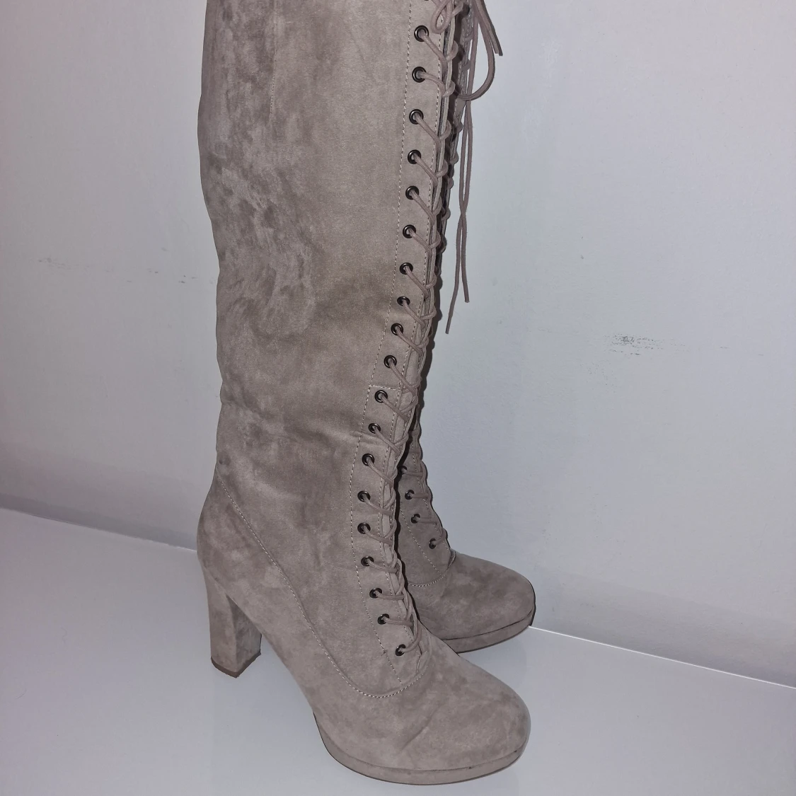 Grå höga mockastövlar med snörning - 1