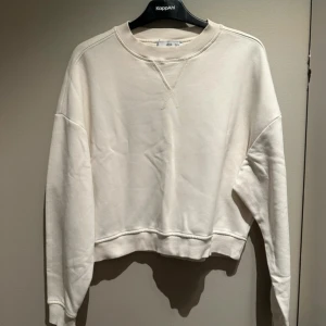 Vit sweatshirt från MNG, storlek S - En stilren vit sweatshirt från MNG i storlek S. Tröjan har en klassisk rund halsringning, ribbade muddar och avslappnad passform. 