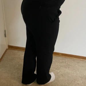 Svarta kostymbyxor  från Vero Moda - Svarta kostymbyxor från Vero Moda. De har medel midja, fickor fram. Materialet är mjukt och stretchigt. Snygg och enkel design. Nypris :500 kr 