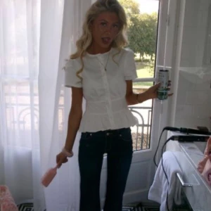 Säljer världens finaste jeans!!!❤️💞😇🥳 - Säljer väldigt lika jeans som på första bilden (se andra bilder för exakta) det är ett par nattblå bootcut jeans från det kända märket LTB! Dom är heeelt slusålda och så himla fina ❤️🥳🥳😇💞 säljer då jag behöver pengar!! Nypris är 700 men jag säljer dom för 350kr! Och dem är i nyskick!!