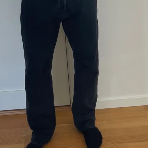 Jeans - Weekday Space svarta jeans. Storlek W28 L30. 