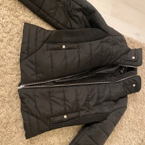Vero Moda jacka  - Lite tjockare jacka från Vero Moda i storlek M, aldrig använd helt nyköpt