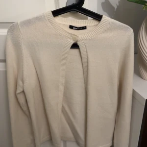 Vit kofta  - Oanvänd, normal i storleken.