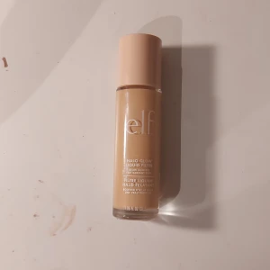 e.l.f. Halo Glow Liquid Filter - Nyskick! Aldrig använd!! 💕Glow booster från e.l.f. i en ljus beige nyans. Färgen 3! Kommer i en stilren glasflaska med ljusrosa lock. Kan användas som highlighter, primer eller blandas med foundation för extra lyster. Innehåller squalane och hyaluronsyra för återfuktande effekt. Meddela om frågor eller pris💞💞 