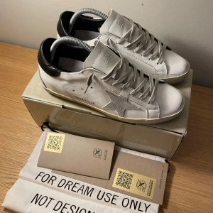 Golden Goose - Säljer ett par Golden Goose skor i storlek 42. De är endast testade inomhus annars helt nya🙌 Allt på bilden följer med vid köp! Bara att skriva vid funderingar😊